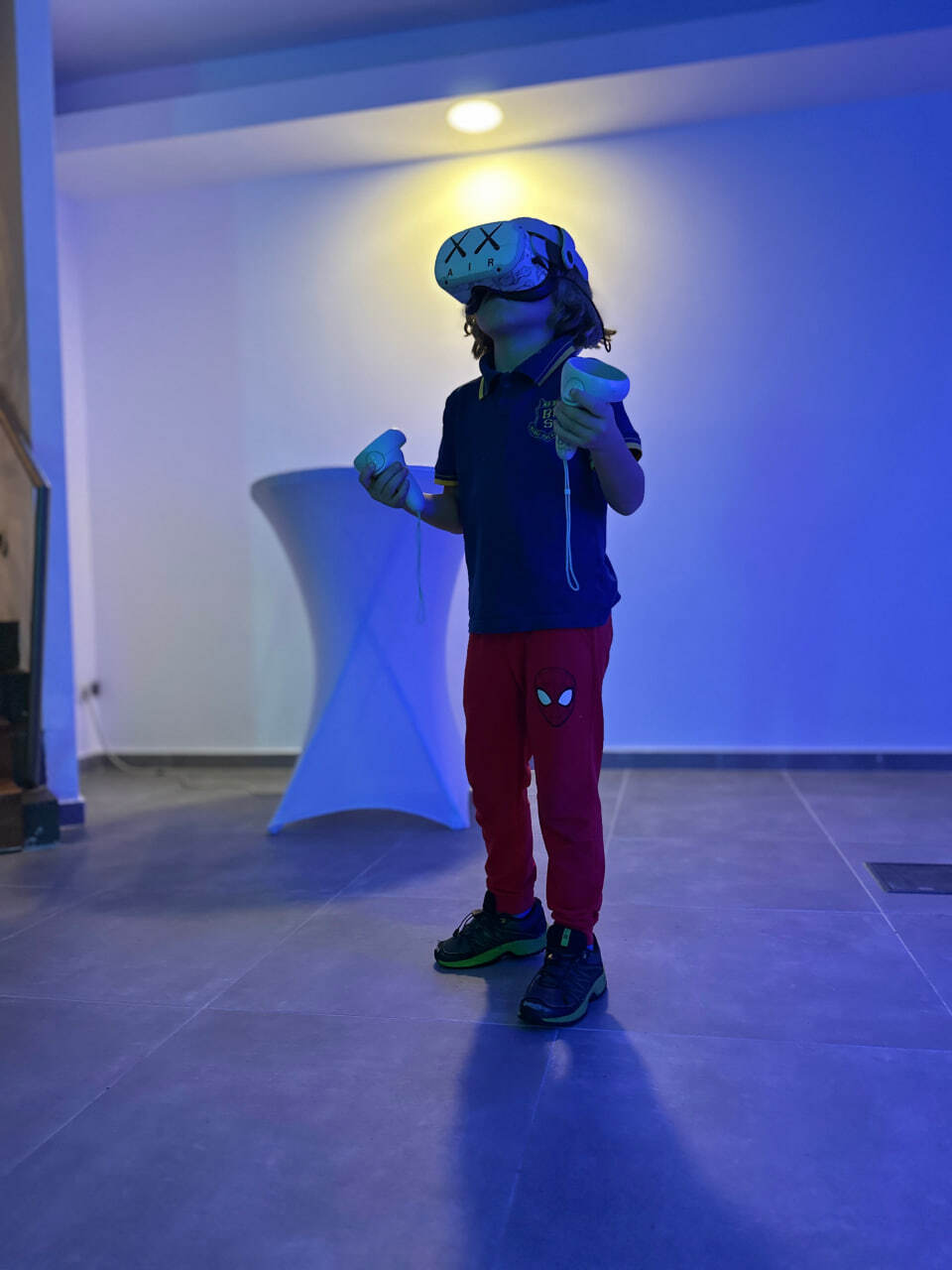 Mladi posetilac istražuje interaktivni rad na French VR Week 2024